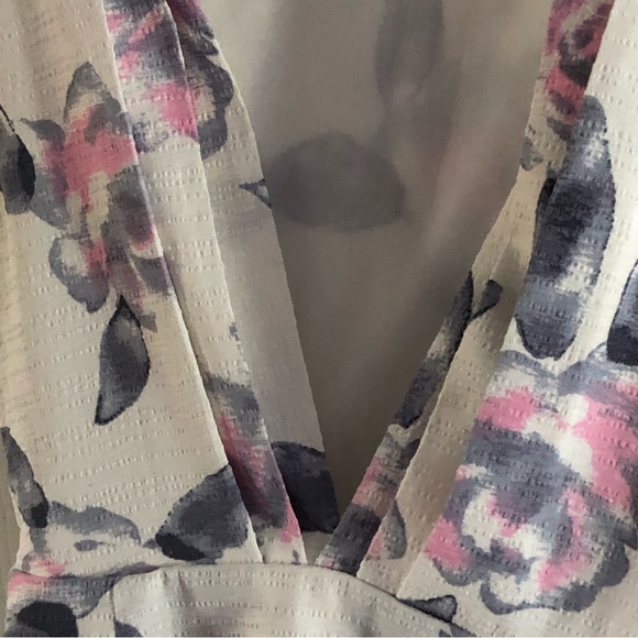 Wedding guest floral deep v neckline dress. Size small. - Picture 6 of 14